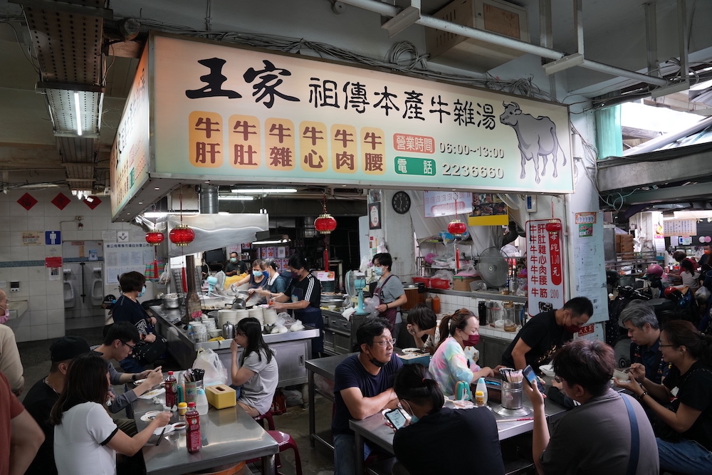 王家祖傳本產牛雜湯，嘉義美食，東市場內百年老店，超狂大鐵鍋內滿滿牛雜又香又美味