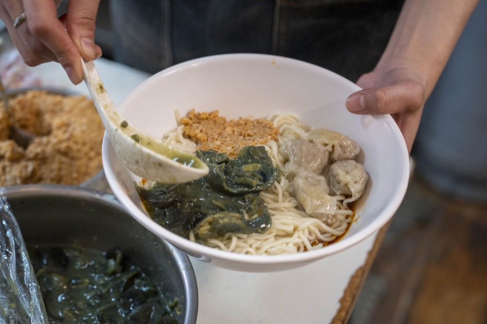 台北美食 查記麵館｜把皮蛋醬與炒手攪拌再一起　再加上店家特製辣醬真的太讚了！超級開胃