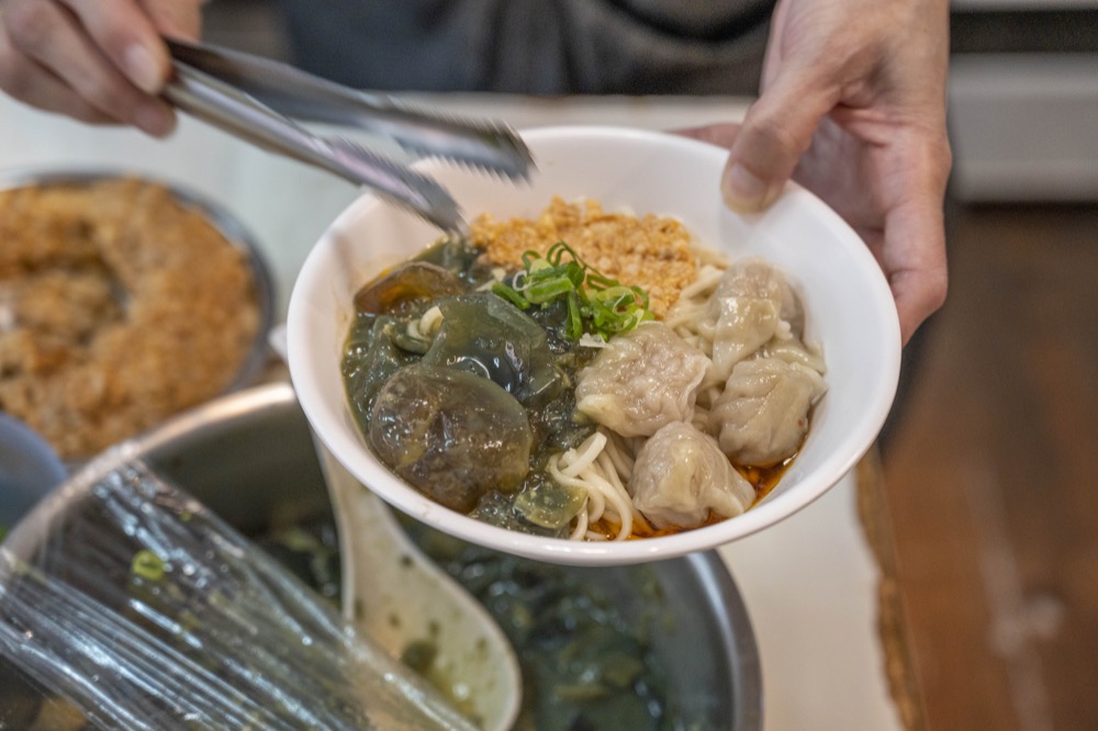 查記麵館，台北捷運101/世貿站美食，紅油皮蛋麵和紅油炒手必吃