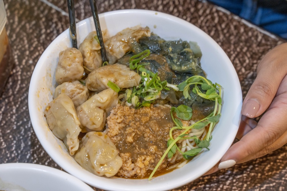 台北美食 查記麵館｜把皮蛋醬與炒手攪拌再一起　再加上店家特製辣醬真的太讚了！超級開胃