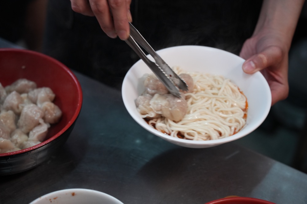 台北美食 查記麵館｜把皮蛋醬與炒手攪拌再一起　再加上店家特製辣醬真的太讚了！超級開胃