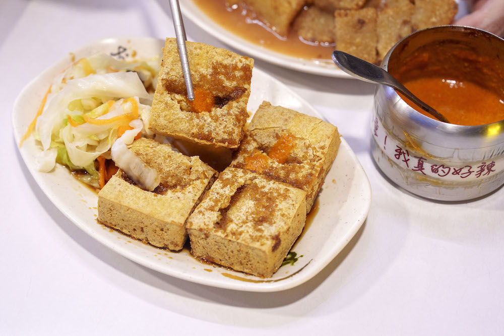 台北美食 可承傳統美食｜松山中崙市場巷弄內人氣小吃　超夠味「臭豆腐、大腸麵線」早上就開賣！