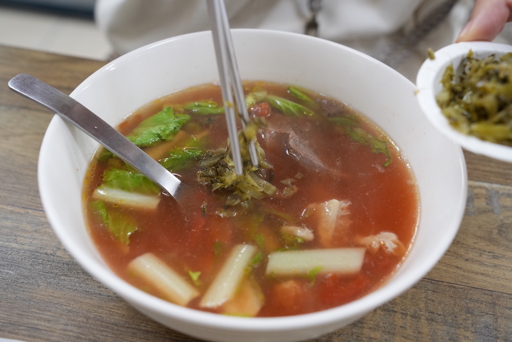 台北美食　牛將軍小館｜港墘捷運站周邊「番茄牛肉麵」　得過獎的「甘甜湯頭＋超嫩牛腩肉」一吃入魂！