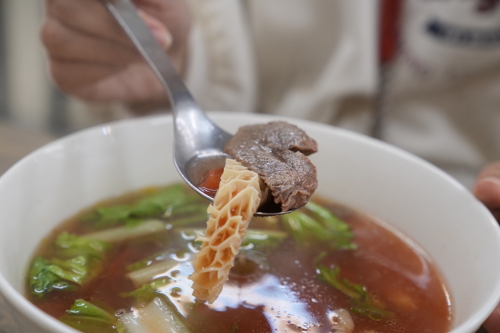 台北美食　牛將軍小館｜港墘捷運站周邊「番茄牛肉麵」　得過獎的「甘甜湯頭＋超嫩牛腩肉」一吃入魂！