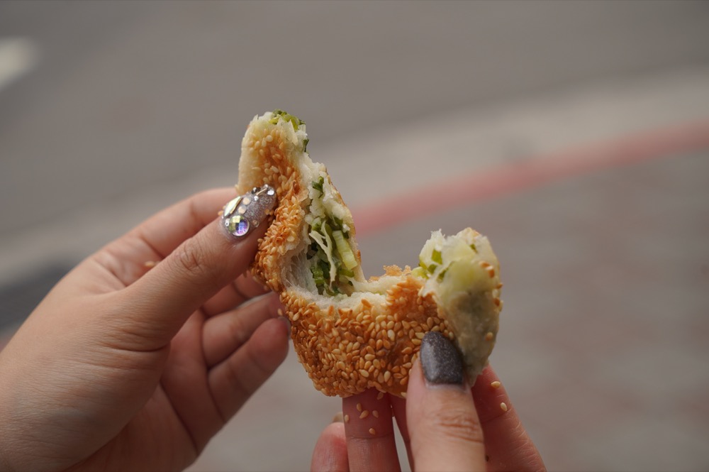 美食／台北萬華美食 萬大碳烤燒餅店｜萬華隱藏版人氣「蟹殼黃」