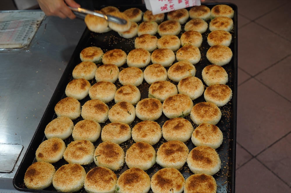 美食／台北萬華美食 萬大碳烤燒餅店｜萬華隱藏版人氣「蟹殼黃」