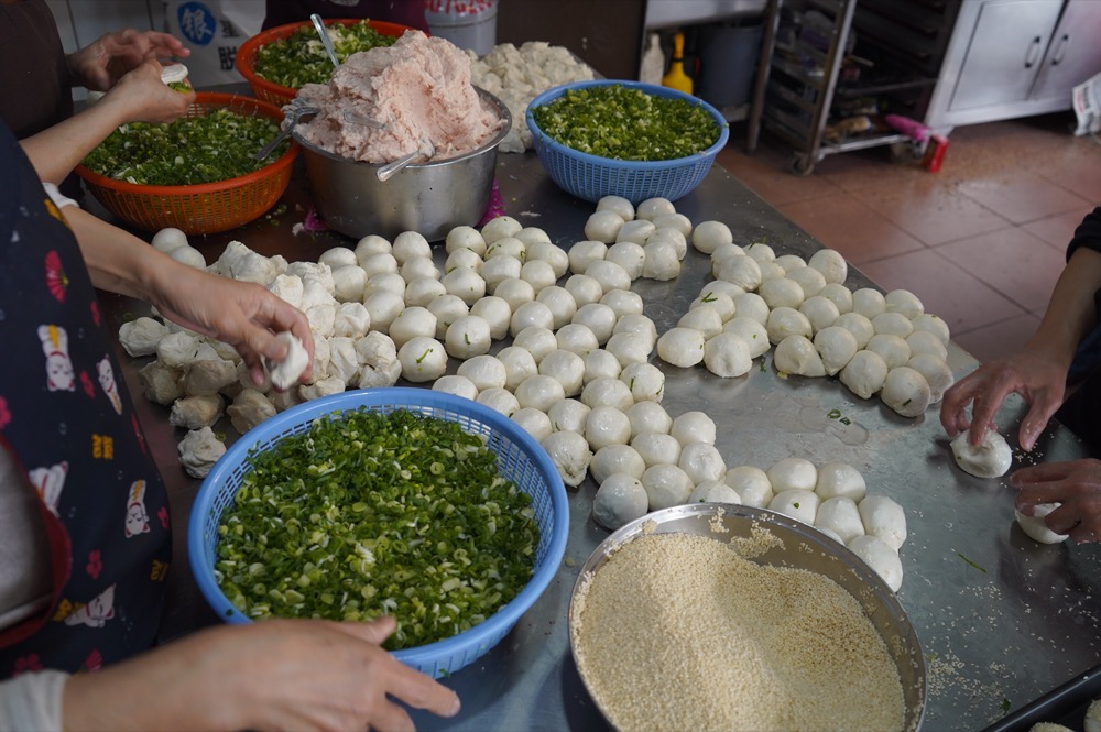 美食／台北萬華美食 萬大碳烤燒餅店｜萬華隱藏版人氣「蟹殼黃」