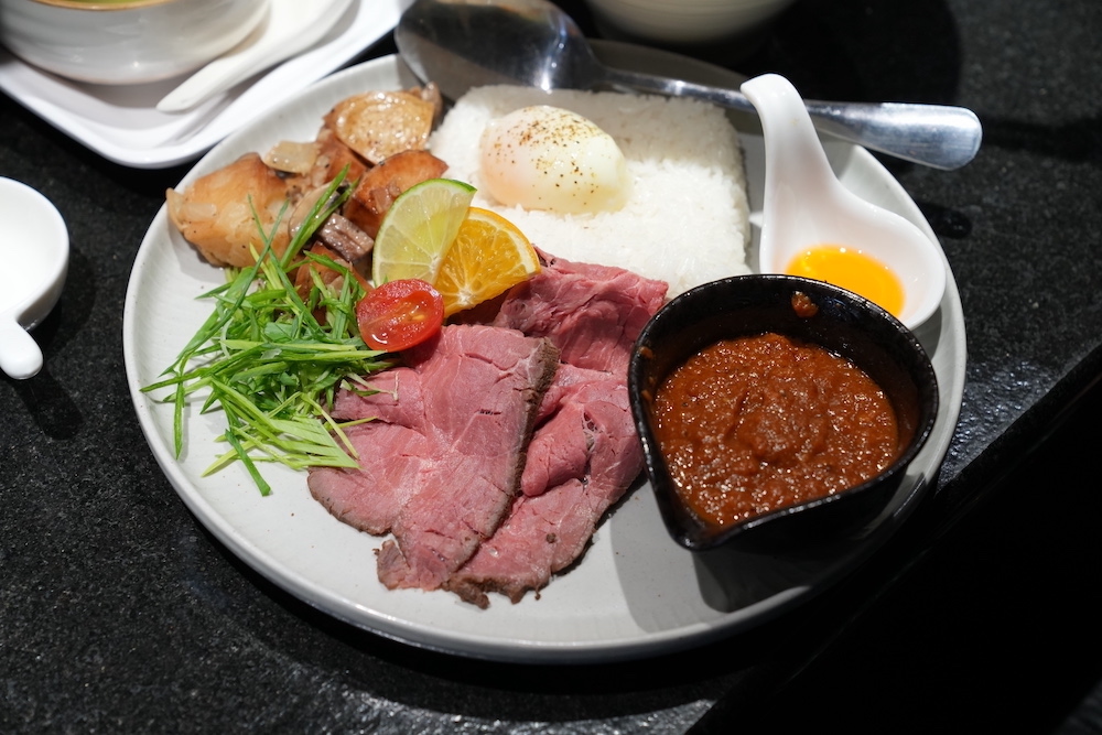 台中牛庵　咖哩、牛骨拉麵｜亮點粉嫩牛肉叉燒　肉質鮮嫩無比