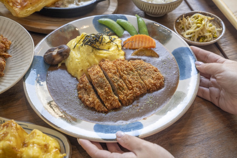 美食／台中車站美食 熬匠 · 醬飯製所｜「咖哩控」口袋名單！文青風咖哩　定食專賣