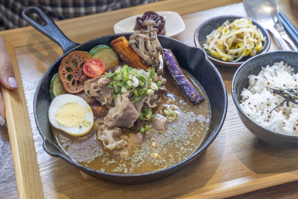 美食／台中車站美食 熬匠 · 醬飯製所｜「咖哩控」口袋名單！文青風咖哩　定食專賣