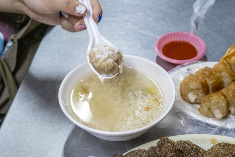 葉家肉粥(大稻埕廟口肉粥)，捷運大橋頭站美食，傳承四代的古早味炸物，「肉粥、紅燒肉、豬肝炸」古早味飄香！