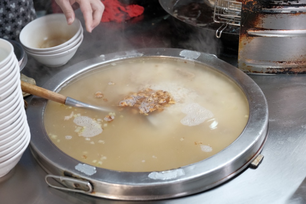 葉家肉粥(大稻埕廟口肉粥)，捷運大橋頭站美食，傳承四代的古早味炸物，「肉粥、紅燒肉、豬肝炸」古早味飄香！