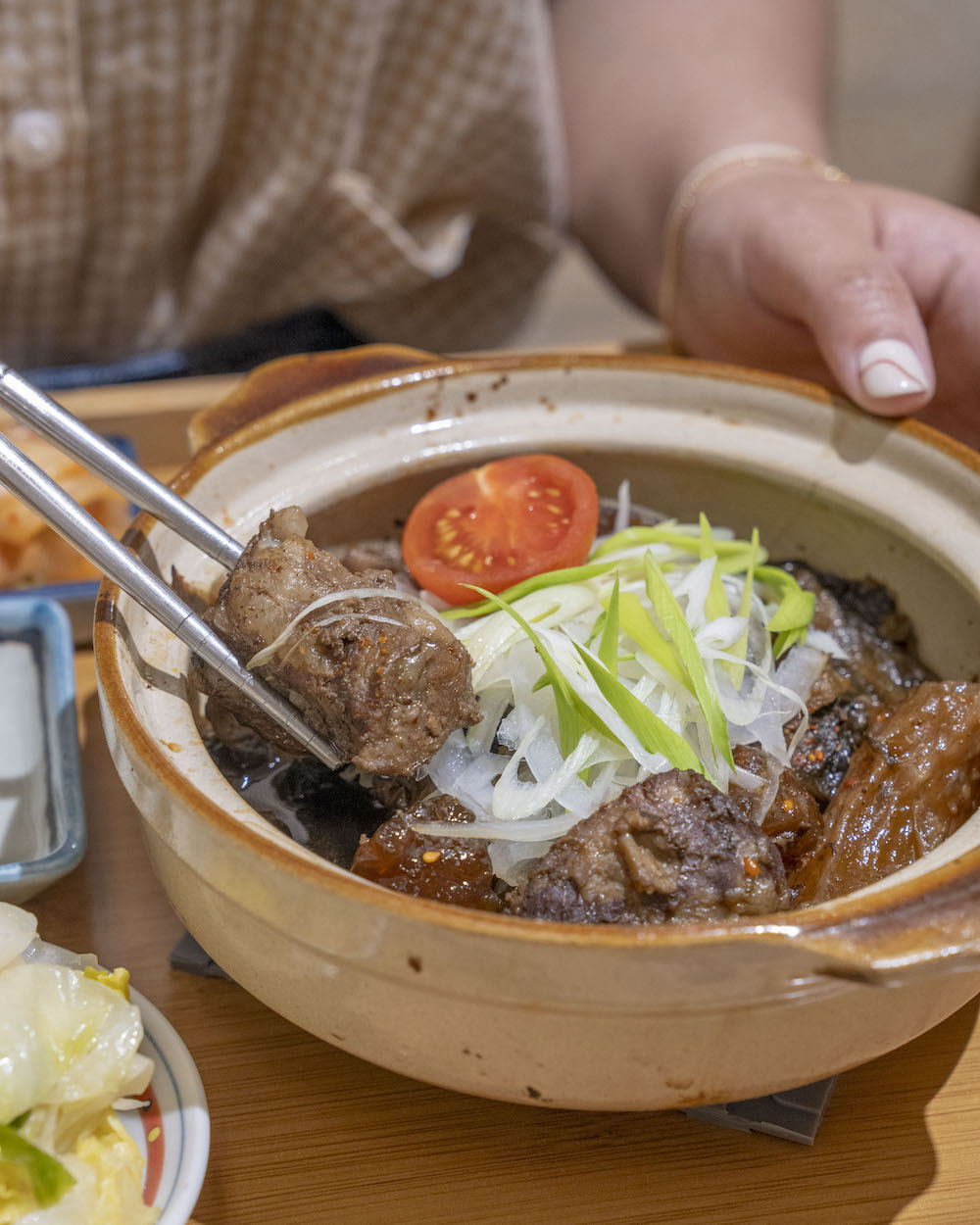 低調路線「精緻台式定食」藏身忠孝復興站　欠吃無比「香酥紅燒豚肉」是最想念的家常味！