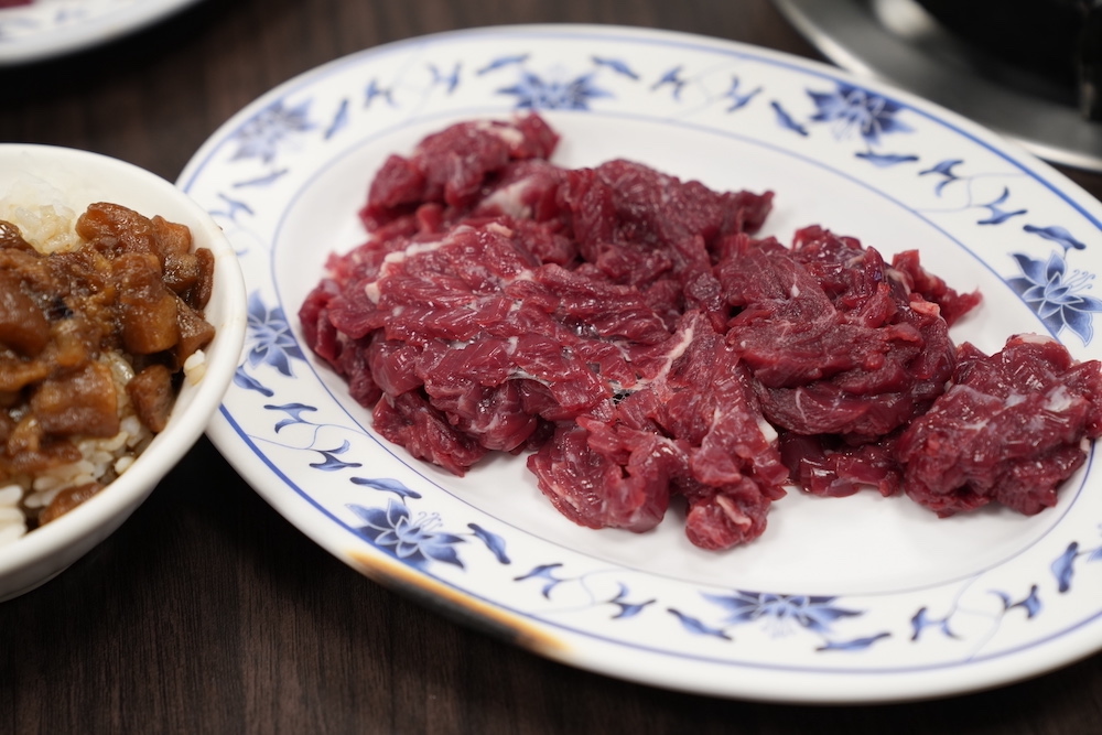 高雄美食 湖東牛肉館｜老饕們一致推薦的「溫體牛肉火鍋」　超驚豔「新鮮牛肉盤」美味上榜米其林必比登！