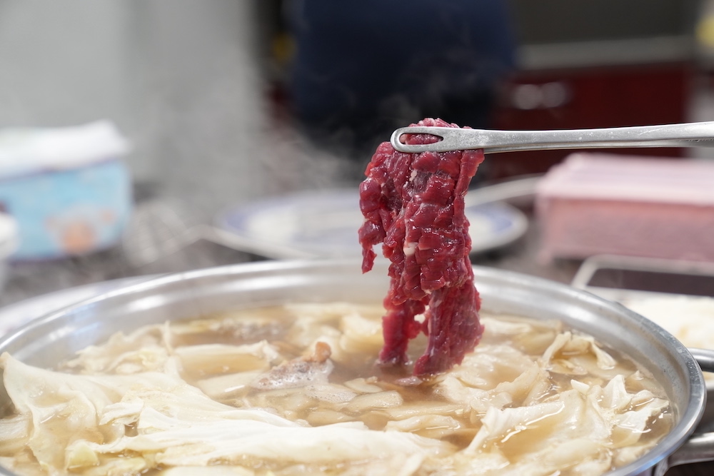 高雄美食 湖東牛肉館｜老饕們一致推薦的「溫體牛肉火鍋」　超驚豔「新鮮牛肉盤」美味上榜米其林必比登！