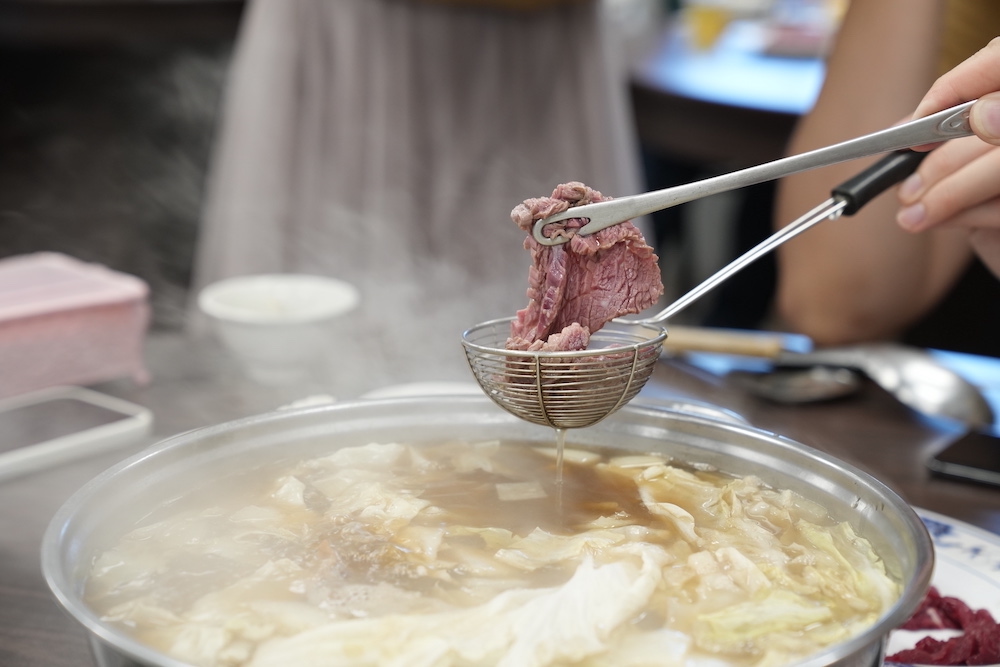 高雄美食 湖東牛肉館｜老饕們一致推薦的「溫體牛肉火鍋」　超驚豔「新鮮牛肉盤」美味上榜米其林必比登！