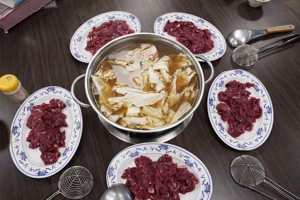 高雄美食 湖東牛肉館｜老饕們一致推薦的「溫體牛肉火鍋」　超驚豔「新鮮牛肉盤」美味上榜米其林必比登！