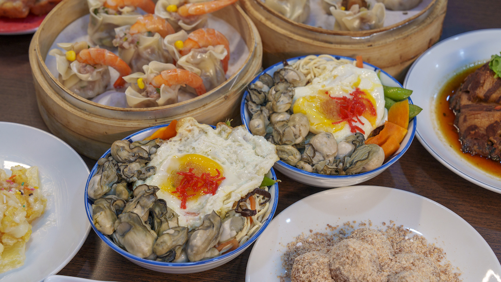 宜蘭美食 一鑫園｜ 宜蘭超狂蚵仔蓋飯鮮美必朝聖，整隻鮮蝦包入燒賣太欠吃！