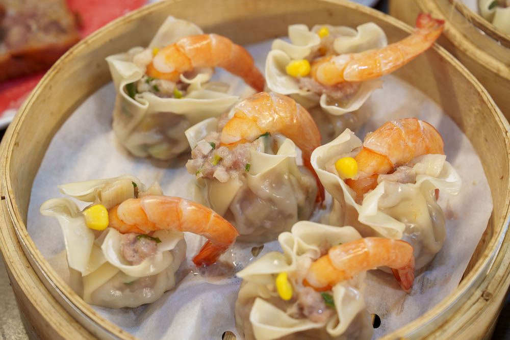 宜蘭美食 一鑫園｜ 宜蘭超狂蚵仔蓋飯鮮美必朝聖，整隻鮮蝦包入燒賣太欠吃！