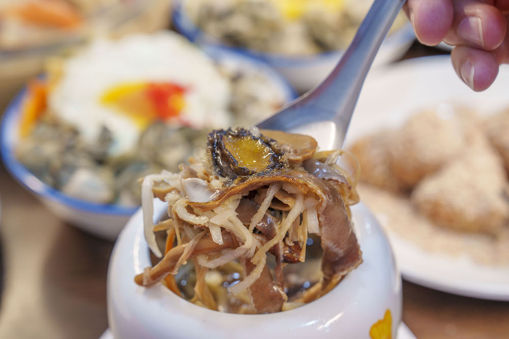 宜蘭美食 一鑫園｜ 宜蘭超狂蚵仔蓋飯鮮美必朝聖，整隻鮮蝦包入燒賣太欠吃！