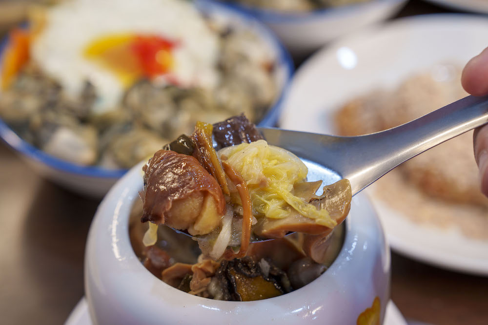 宜蘭美食 一鑫園｜ 宜蘭超狂蚵仔蓋飯鮮美必朝聖，整隻鮮蝦包入燒賣太欠吃！