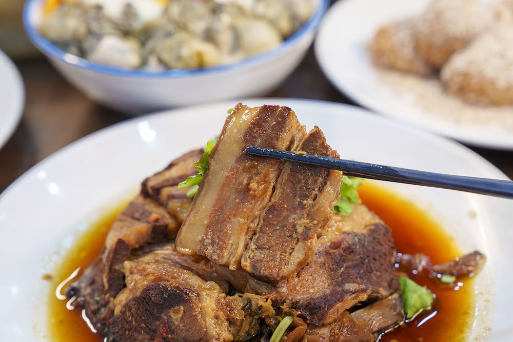 宜蘭美食 一鑫園｜ 宜蘭超狂蚵仔蓋飯鮮美必朝聖，整隻鮮蝦包入燒賣太欠吃！