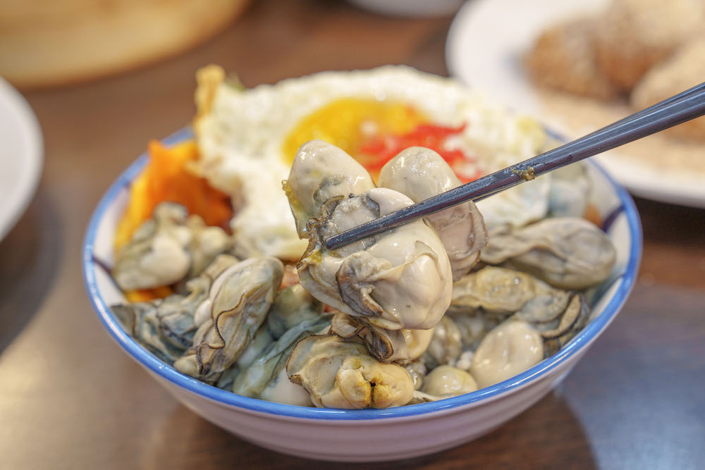 宜蘭美食 一鑫園｜ 宜蘭超狂蚵仔蓋飯鮮美必朝聖，整隻鮮蝦包入燒賣太欠吃！