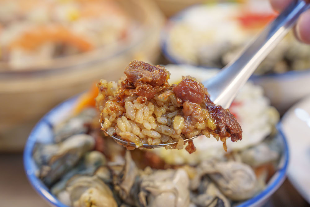 宜蘭美食 一鑫園｜ 宜蘭超狂蚵仔蓋飯鮮美必朝聖，整隻鮮蝦包入燒賣太欠吃！