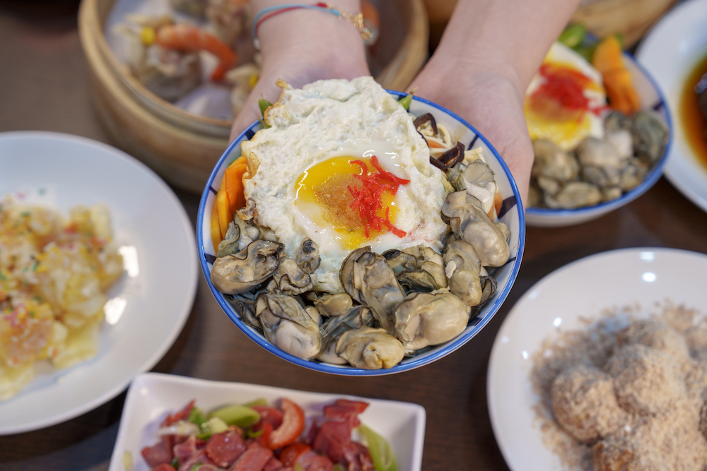 宜蘭美食 一鑫園｜ 宜蘭超狂蚵仔蓋飯鮮美必朝聖，整隻鮮蝦包入燒賣太欠吃！