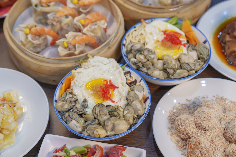 宜蘭美食 一鑫園｜ 宜蘭超狂蚵仔蓋飯鮮美必朝聖，整隻鮮蝦包入燒賣太欠吃！