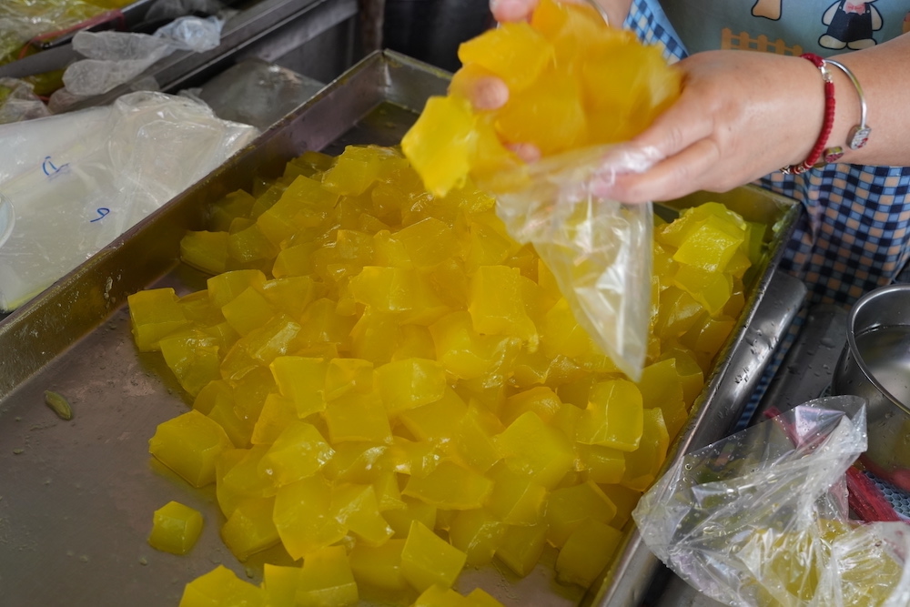 彰化鹿港美食 發記粉粿冰｜鹿港老街銅板美食「古早味粉粿冰」 50年老店「軟Q手工粉粿」好欠吃！