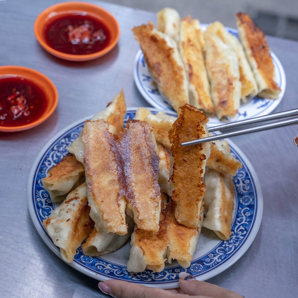 美食／基隆美食 曾家鍋貼煎包｜基隆慶安宮人氣「黃金脆皮鍋貼」焦香飽滿真材實料！