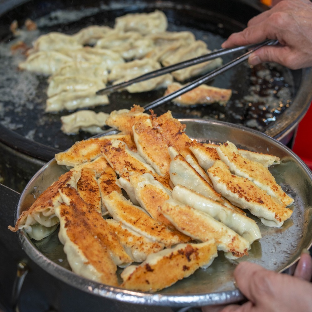 美食／基隆美食 曾家鍋貼煎包｜基隆慶安宮人氣「黃金脆皮鍋貼」焦香飽滿真材實料！