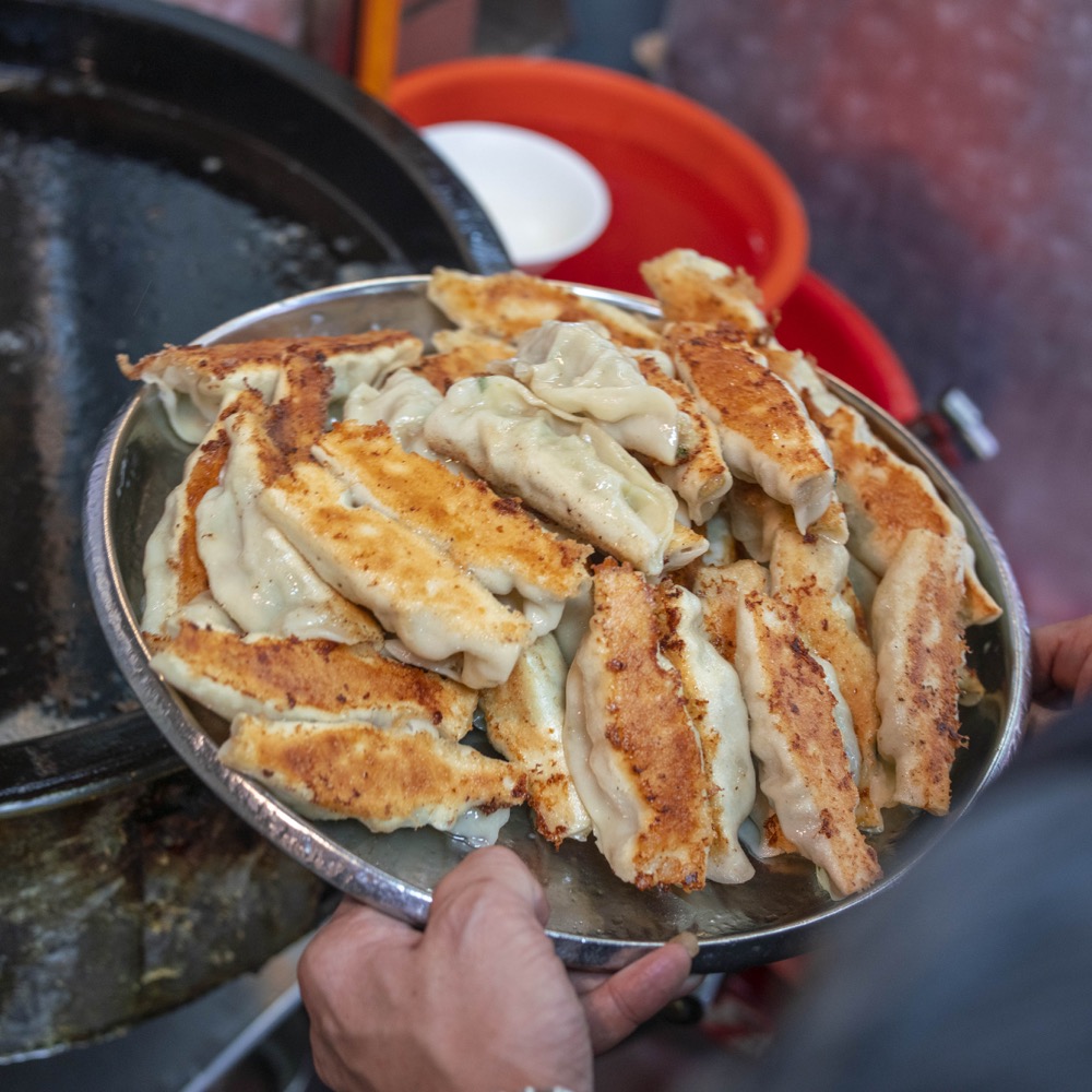 曾家鍋貼，基隆美食，在地二十餘年老牌鍋貼，就是要吃它的金黃酥脆