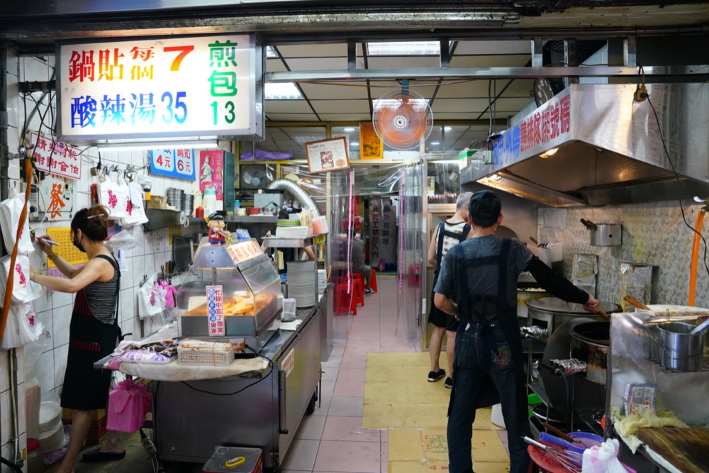 曾家鍋貼，基隆美食，在地二十餘年老牌鍋貼，就是要吃它的金黃酥脆