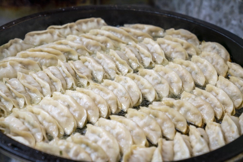 美食／基隆美食 曾家鍋貼煎包｜基隆慶安宮人氣「黃金脆皮鍋貼」焦香飽滿真材實料！