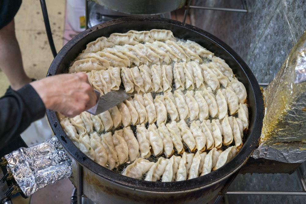 曾家鍋貼，基隆美食，在地二十餘年老牌鍋貼，就是要吃它的金黃酥脆