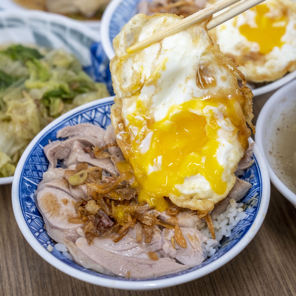 嘉義公園火雞肉飯｜火雞肉飯各有所好　這家你不會失望！雞片飯加蛋