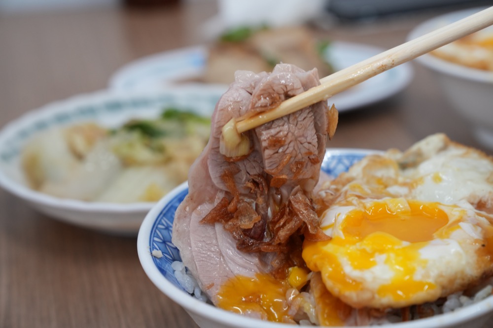 嘉義公園火雞肉飯｜火雞肉飯各有所好　這家你不會失望！雞片飯加蛋