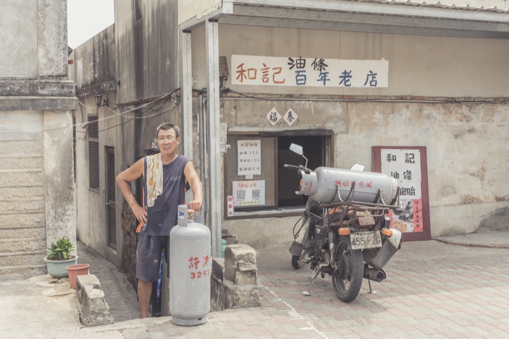 金門百年老店 和記油條｜金門早餐必備！超復古日曆紙包裝　在一個小窗戶底下點餐