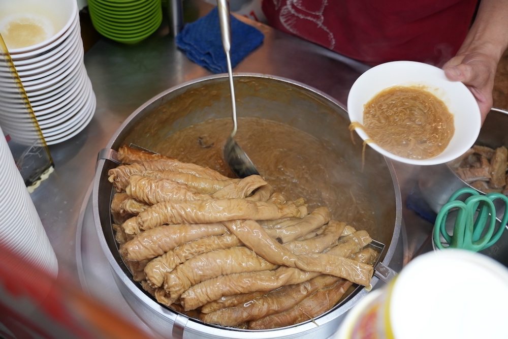 樹林紅麵線，樹林美食，超棒的美味大腸麵線，料超多，口感也很棒，甜不辣也是必吃喔