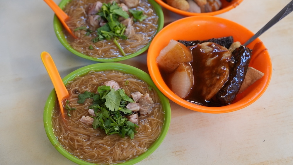 樹林紅麵線，樹林美食，超棒的美味大腸麵線，料超多，口感也很棒，甜不辣也是必吃喔