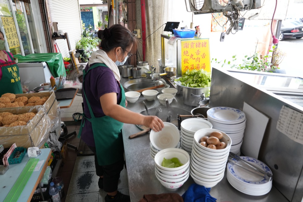 阿財雞絲麵，高雄美食，高雄鹽埕區45年老店，自製雞絲麵條x雞高湯相當美味