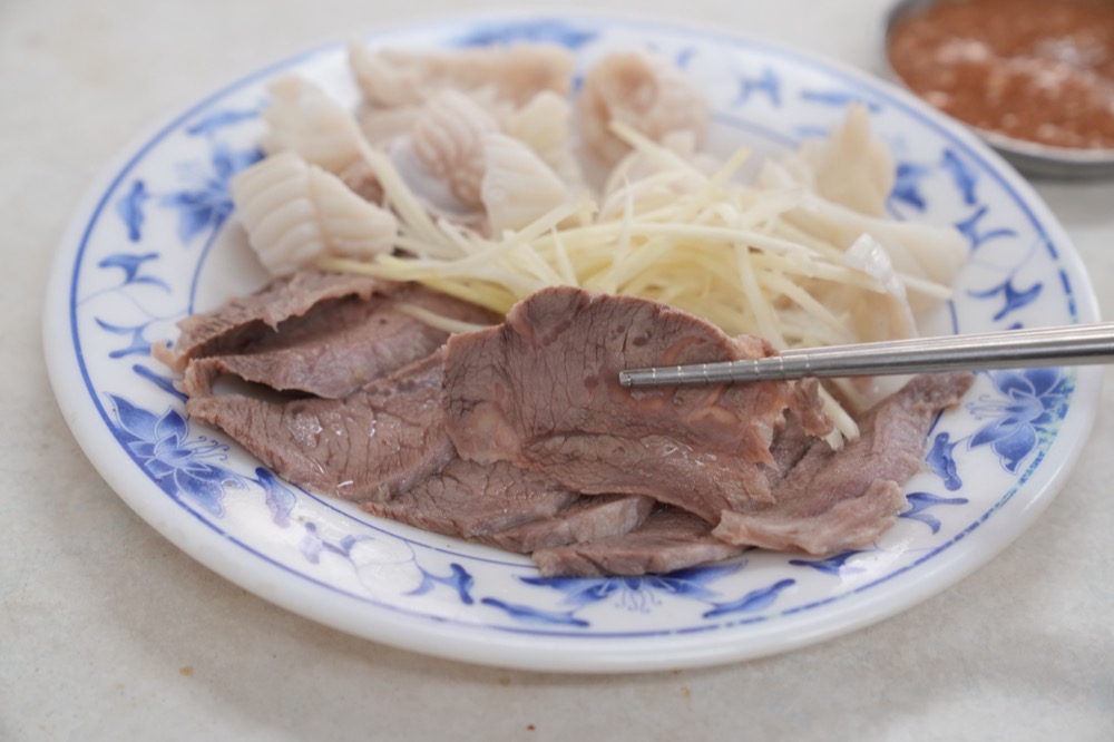 阿財雞絲麵，高雄美食，高雄鹽埕區45年老店，自製雞絲麵條x雞高湯相當美味