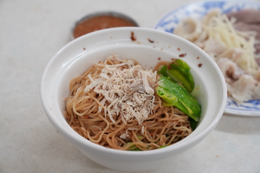 高雄美食 阿財雞絲麵｜高雄雞絲麵老店　Ｑ彈粗麵體搭配獨家調配醬汁