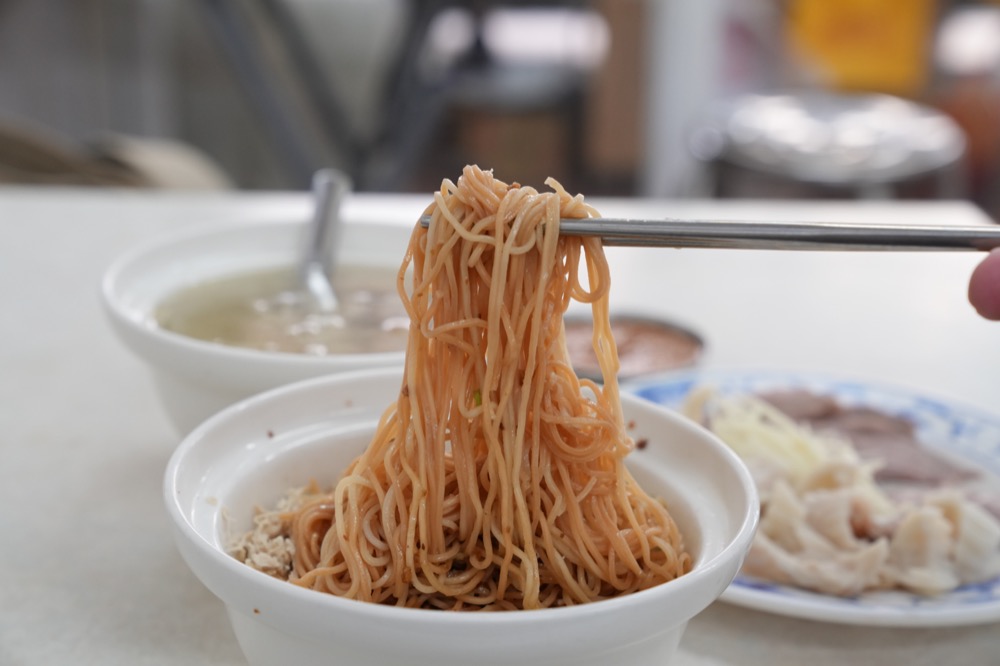 阿財雞絲麵，高雄美食，高雄鹽埕區45年老店，自製雞絲麵條x雞高湯相當美味