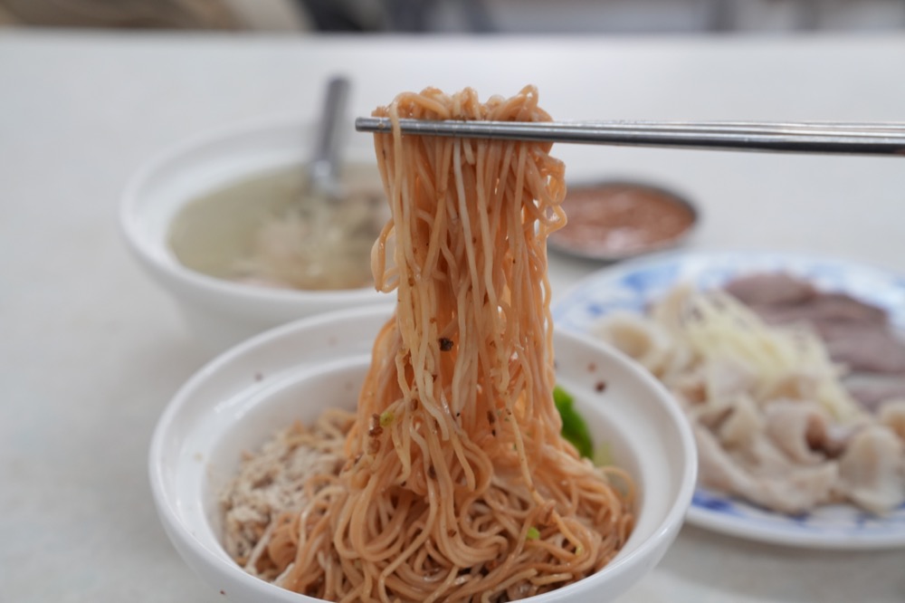 阿財雞絲麵，高雄美食，高雄鹽埕區45年老店，自製雞絲麵條x雞高湯相當美味