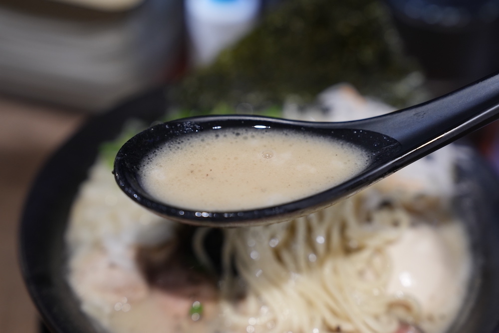 鳳華鶏豚濃湯拉麵專門　台北人氣必吃「鶏豚濃湯拉麵」超過癮「大片叉燒肉」吃完讓人欲罷不能！