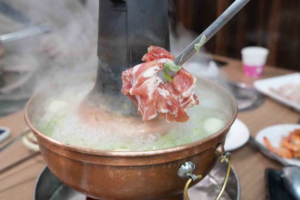 京華餐廳平津涮羊肉｜高雄人私房美食　白菜天然發酵、湯頭溫潤滑順入口