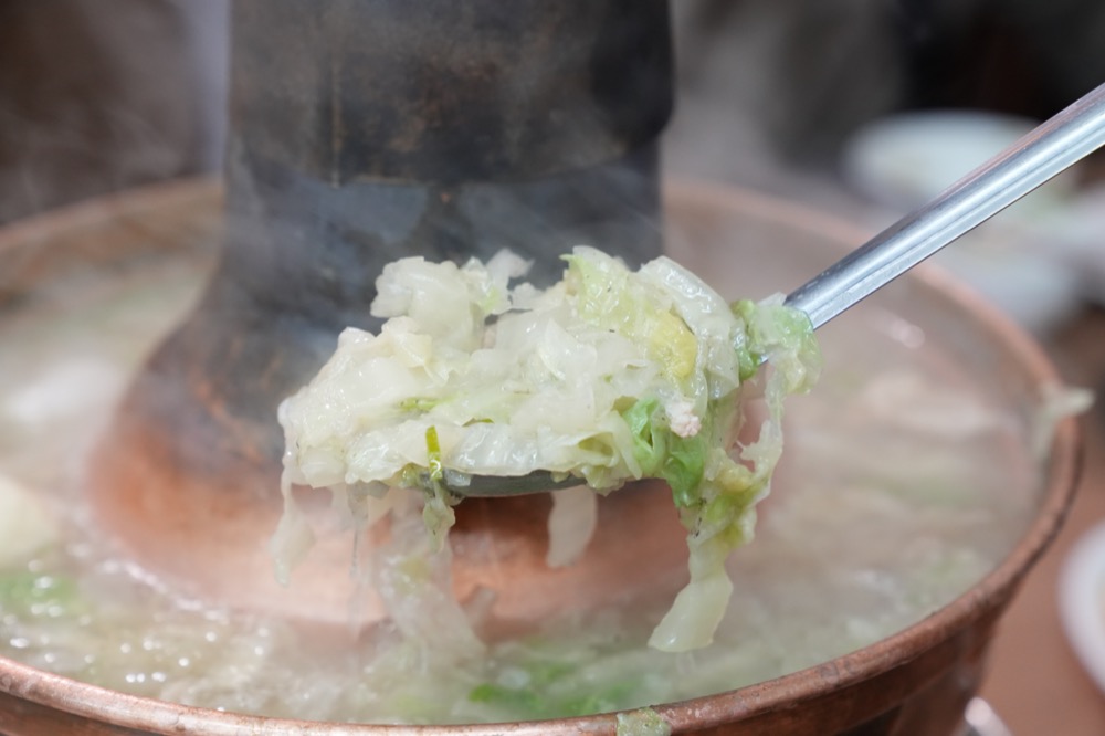 京華餐廳平津涮羊肉｜高雄人私房美食　白菜天然發酵、湯頭溫潤滑順入口